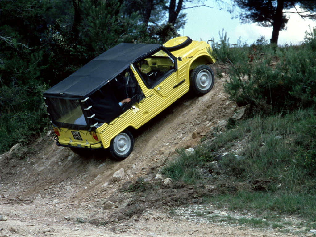 Méhari 4x4 montant une pente en off-road