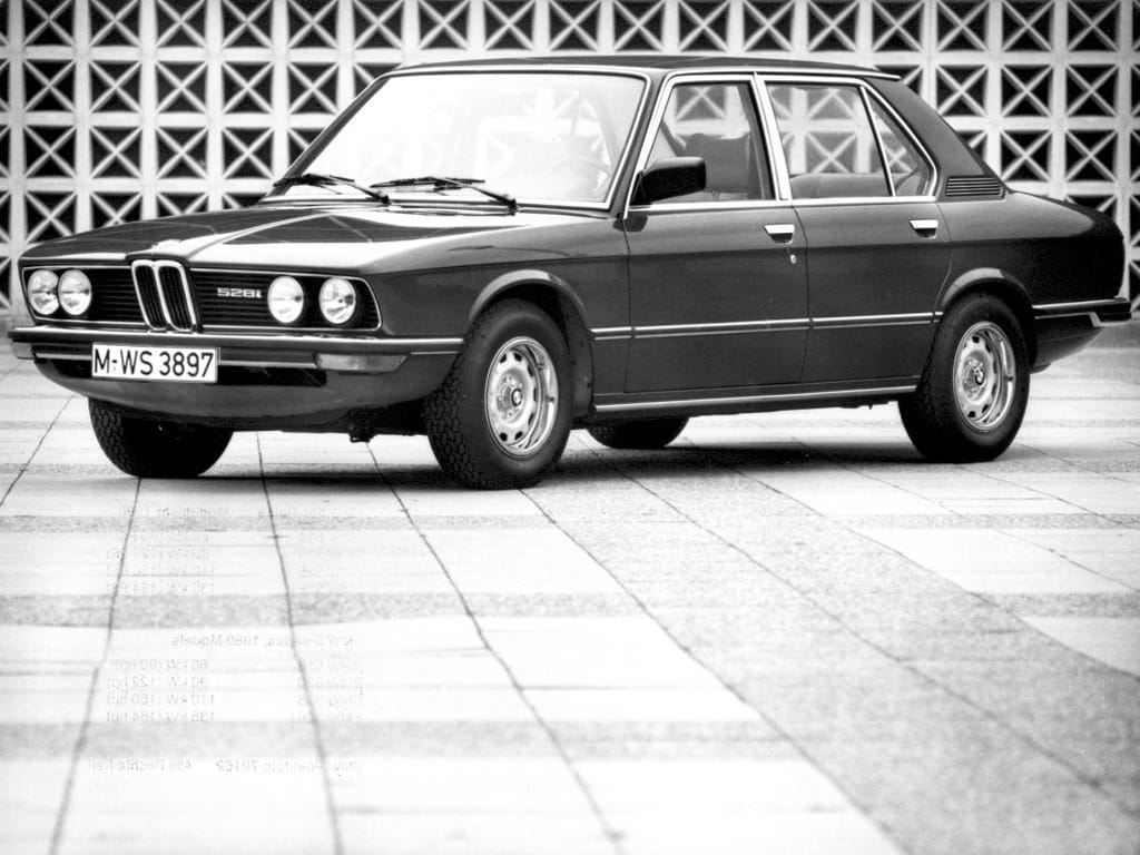 BMW 528i vue de trois quarts avant
