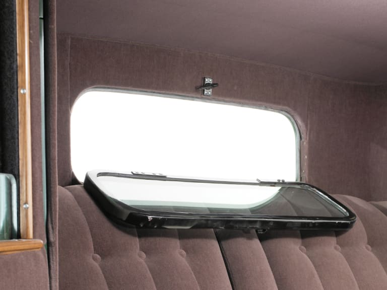 Blindage de la vitre arrière de la Cadillac 341 V8