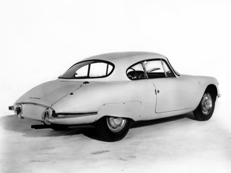 Panhard CD Coupé de trois quarts arrière