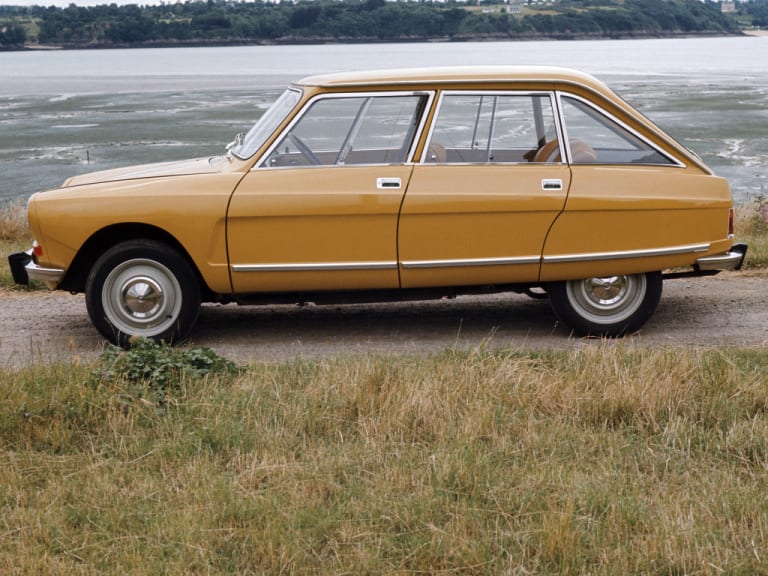 Citroën Ami8 de profil au bord d'un lac