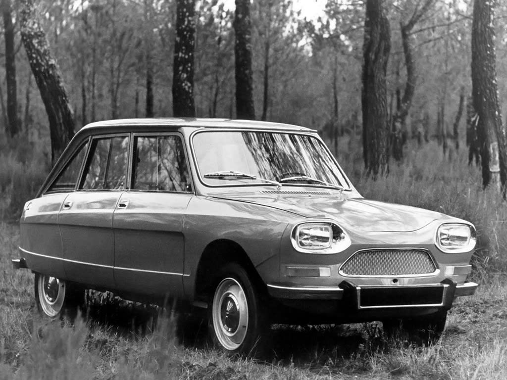 Citroën Ami8 de trois quarts avant dans la forêt