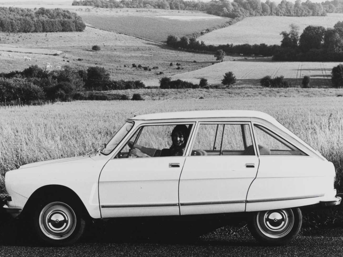 Citroën Ami8 de profil dans la campagne