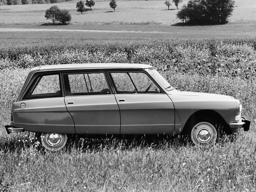 Citroën Ami8 Break de profil dans les champs