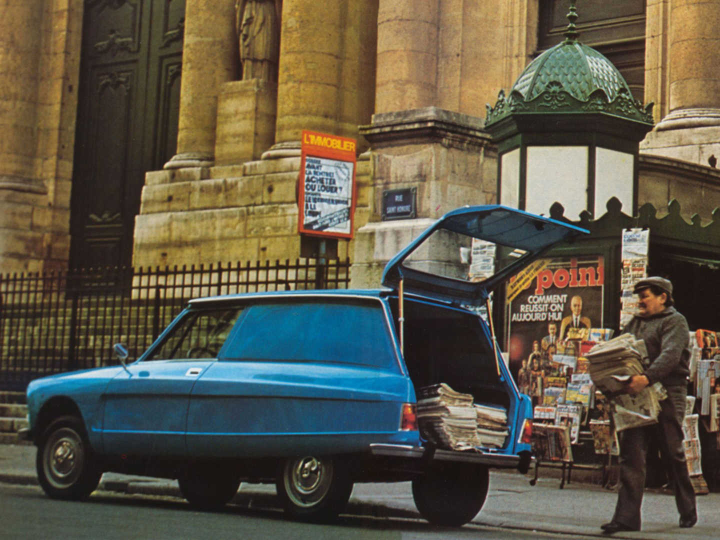 Citroën Ami8 Break Service bleue avec des journaux dans son coffre