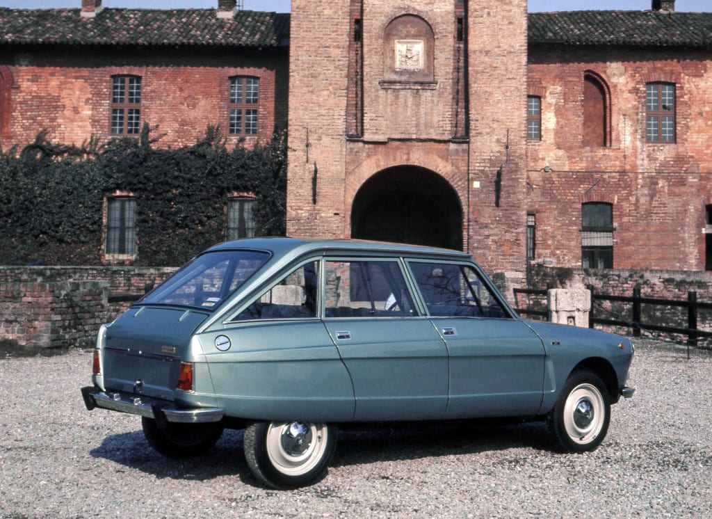 L’Ami 8 de profil devant un château