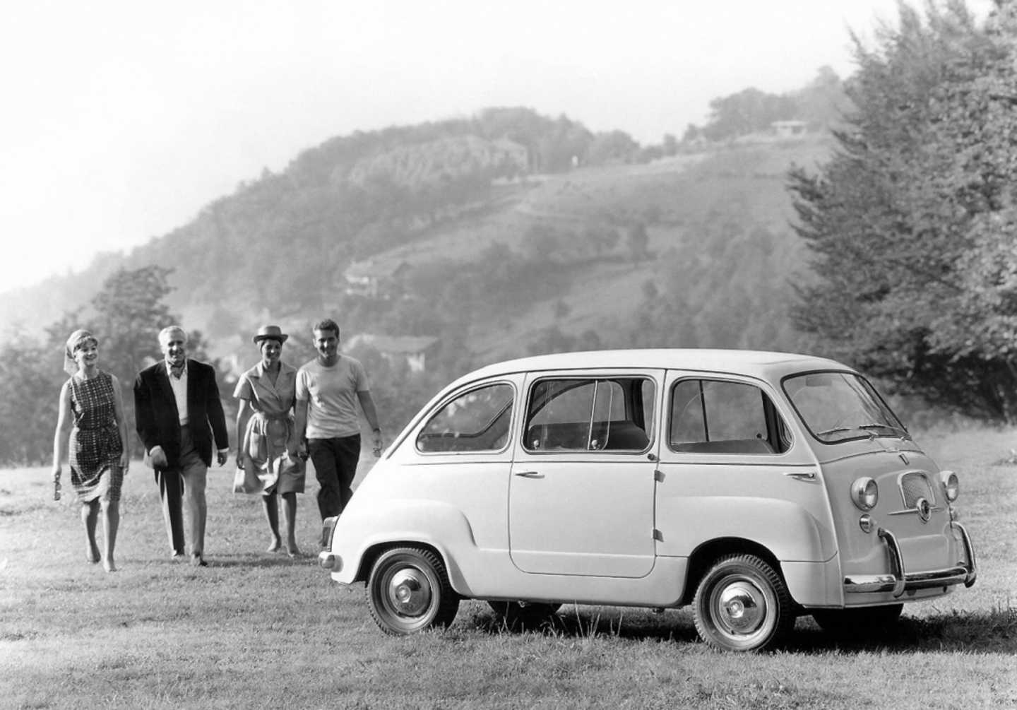 Fiat 600 Multipla avec une famille en arrière plan