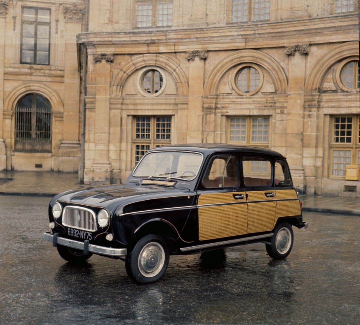 Renault 4 Parisienne dans Paris