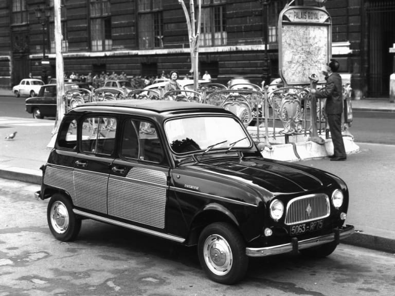 La Renault 4 Parisienne dans les rue de Paris