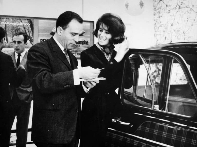 Opération Elle au volant avec la Renault 4 Parisienne