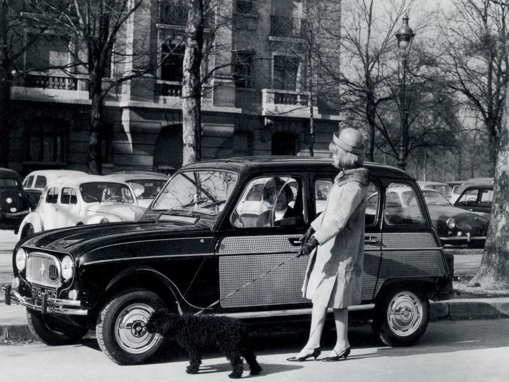 Femme au volant d'une R4 Parisienne