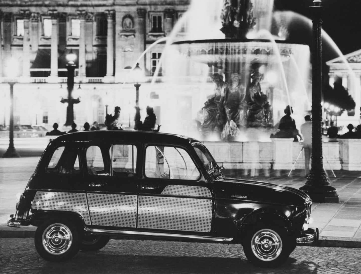 Renault 4 Parisienne de profil devant un monument Parisien