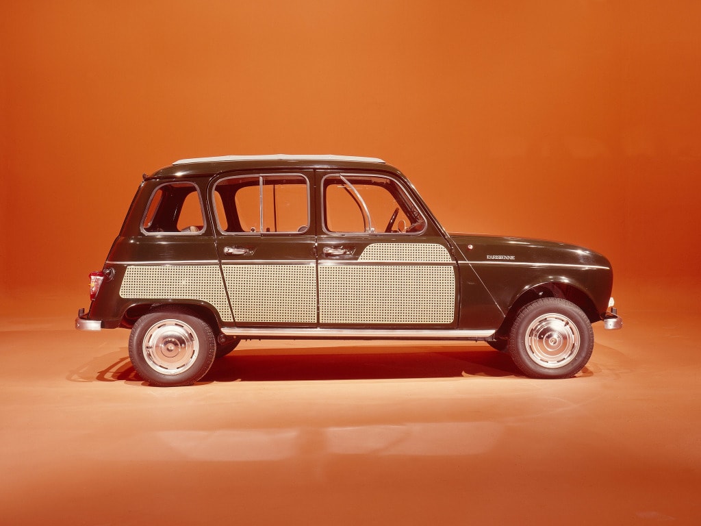 Renault 4 Parisienne de profil sur un fond orange
