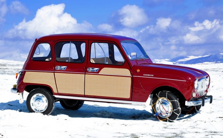 R4 Parisienne dans la neige avec les chaînes