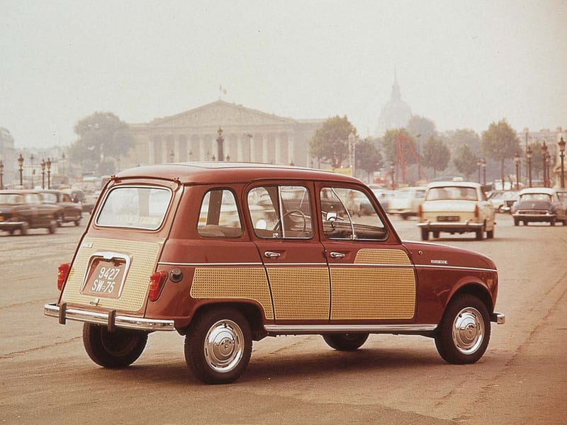 La R4 dans les rue de Paris parmi la circulation