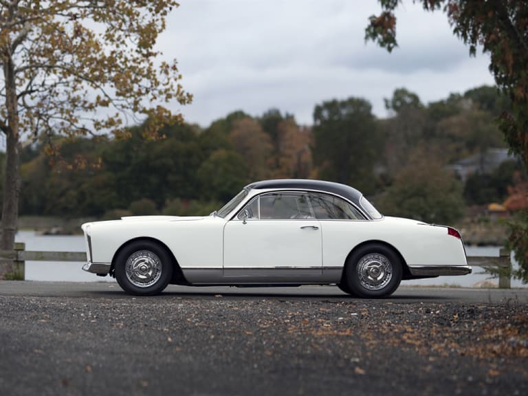 Facel Vega FV / FV1 blanche en bord de mer vue de profil