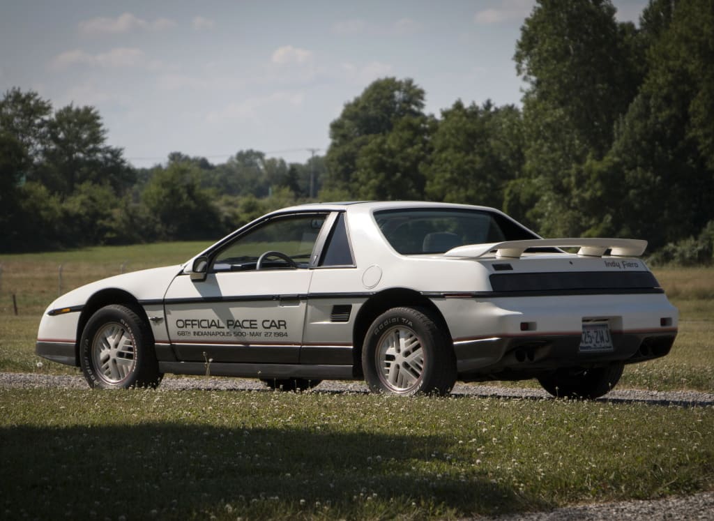 Série limitée “Indy pace car replica” vue de trois quarts arrière