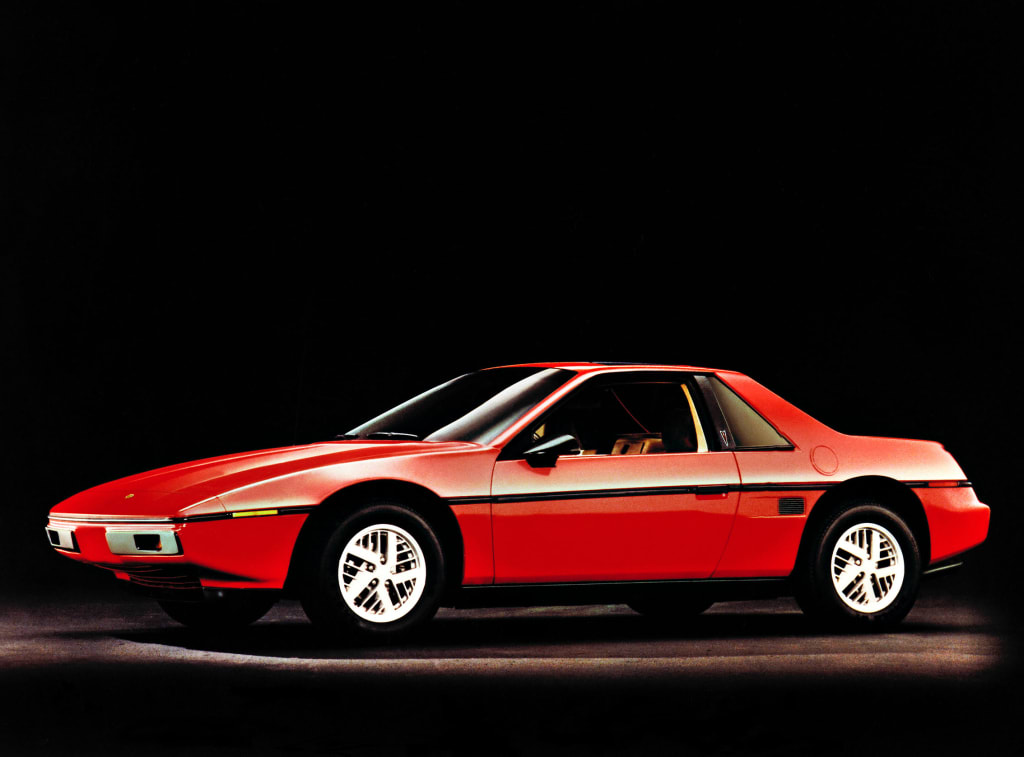 Pontiac Fiero rouge vue de profil