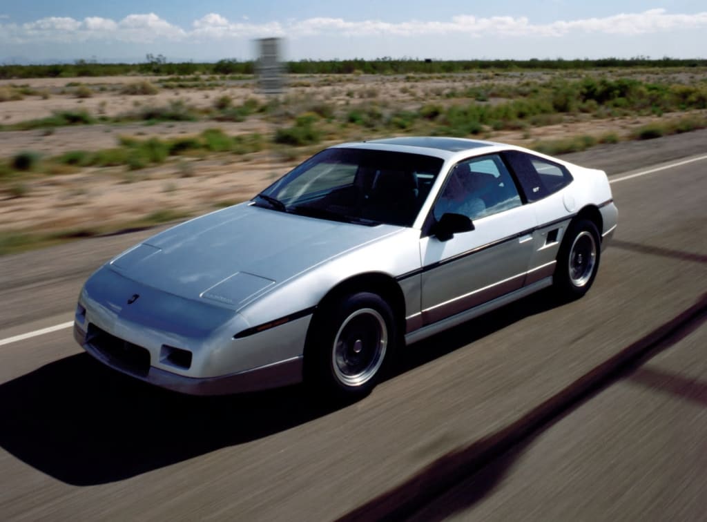 La Pontiac Fiero GT, légèrement différente, notamment dans sa partie arrière