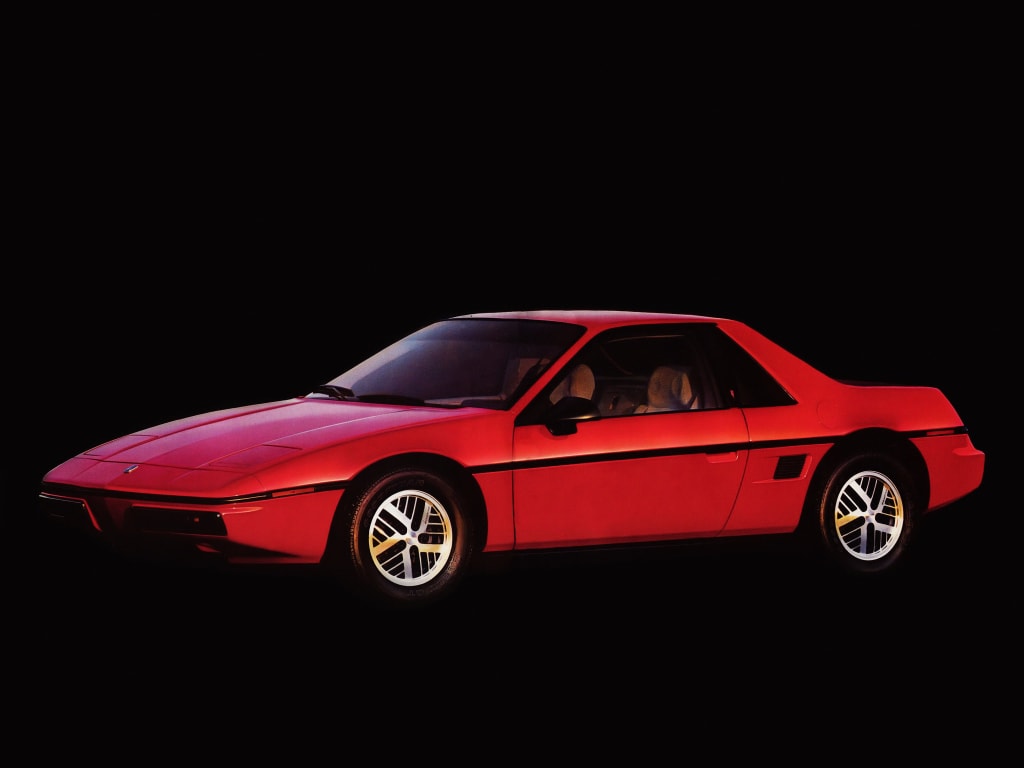 La Pontiac Fiero rouge vue de profil
