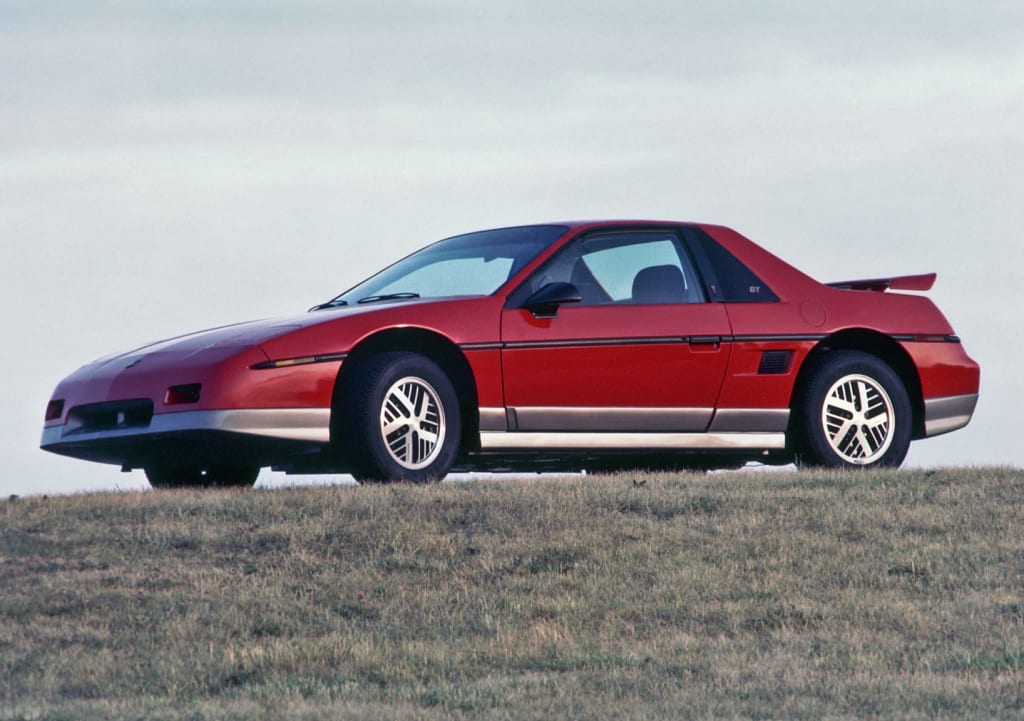 La Pontiac Fiero rouge vue de profil