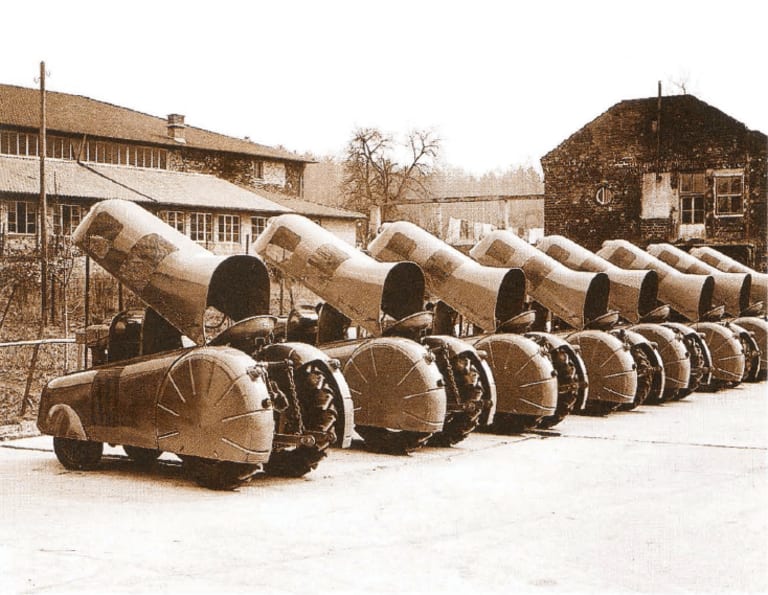 Plusieurs Porsche-Diesel P312 rangés en file indienne