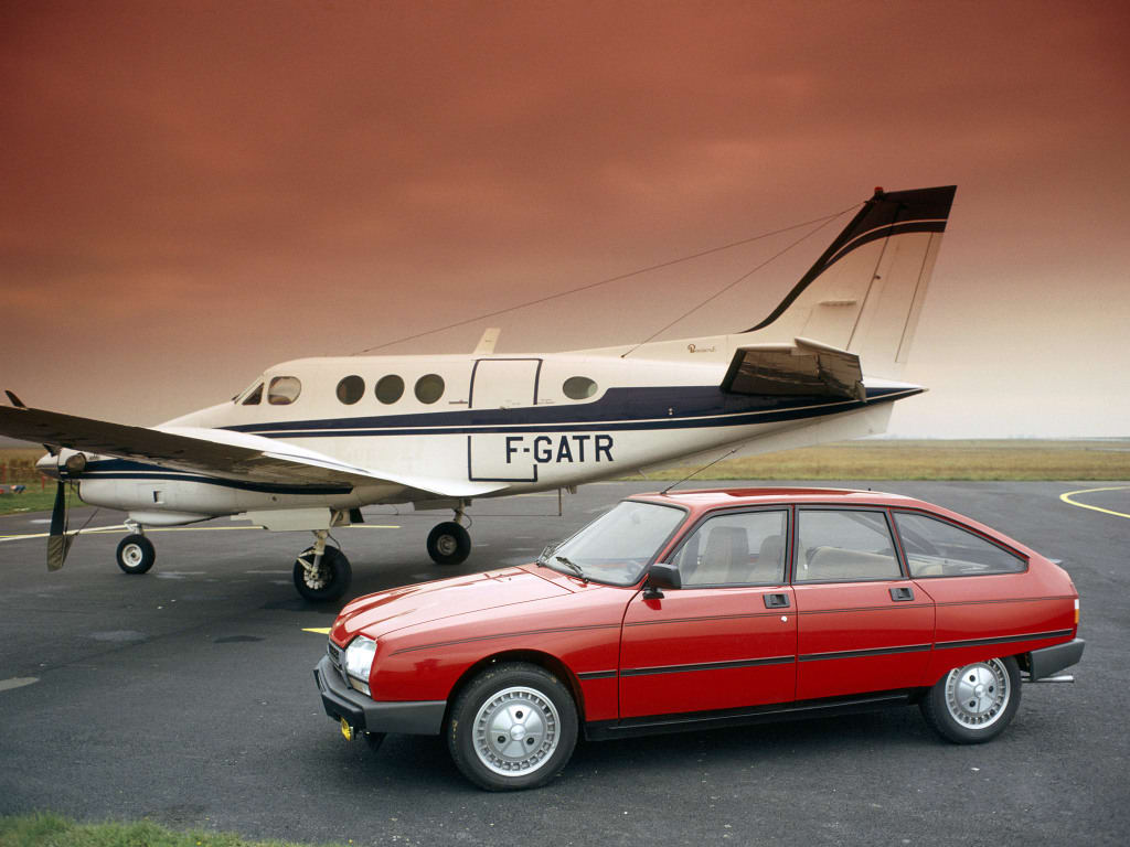 Citroën GSA dans un aérodrome devant un jet