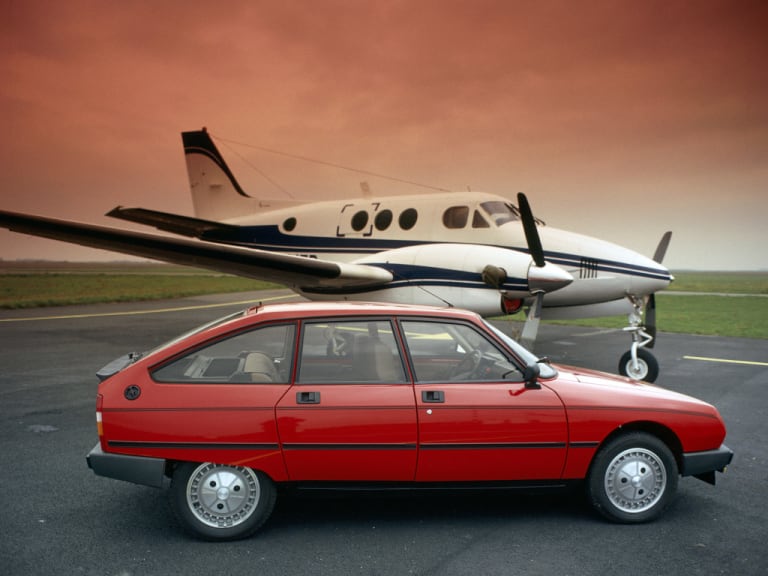 Citroën GSA dans un aérodrome devant un jet