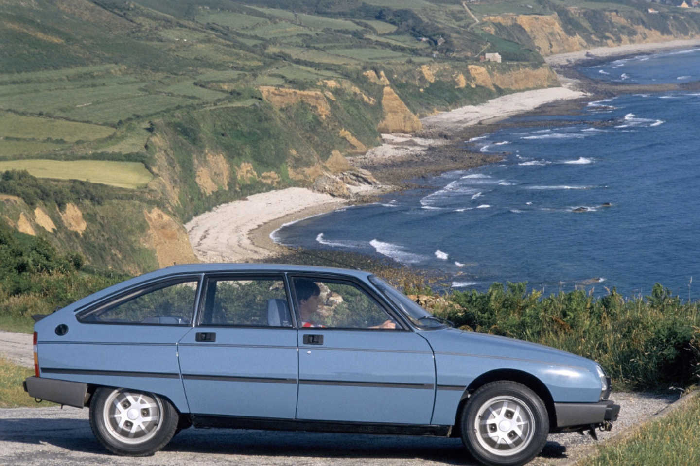 Citroën GSA bleue vers les plages de normandie