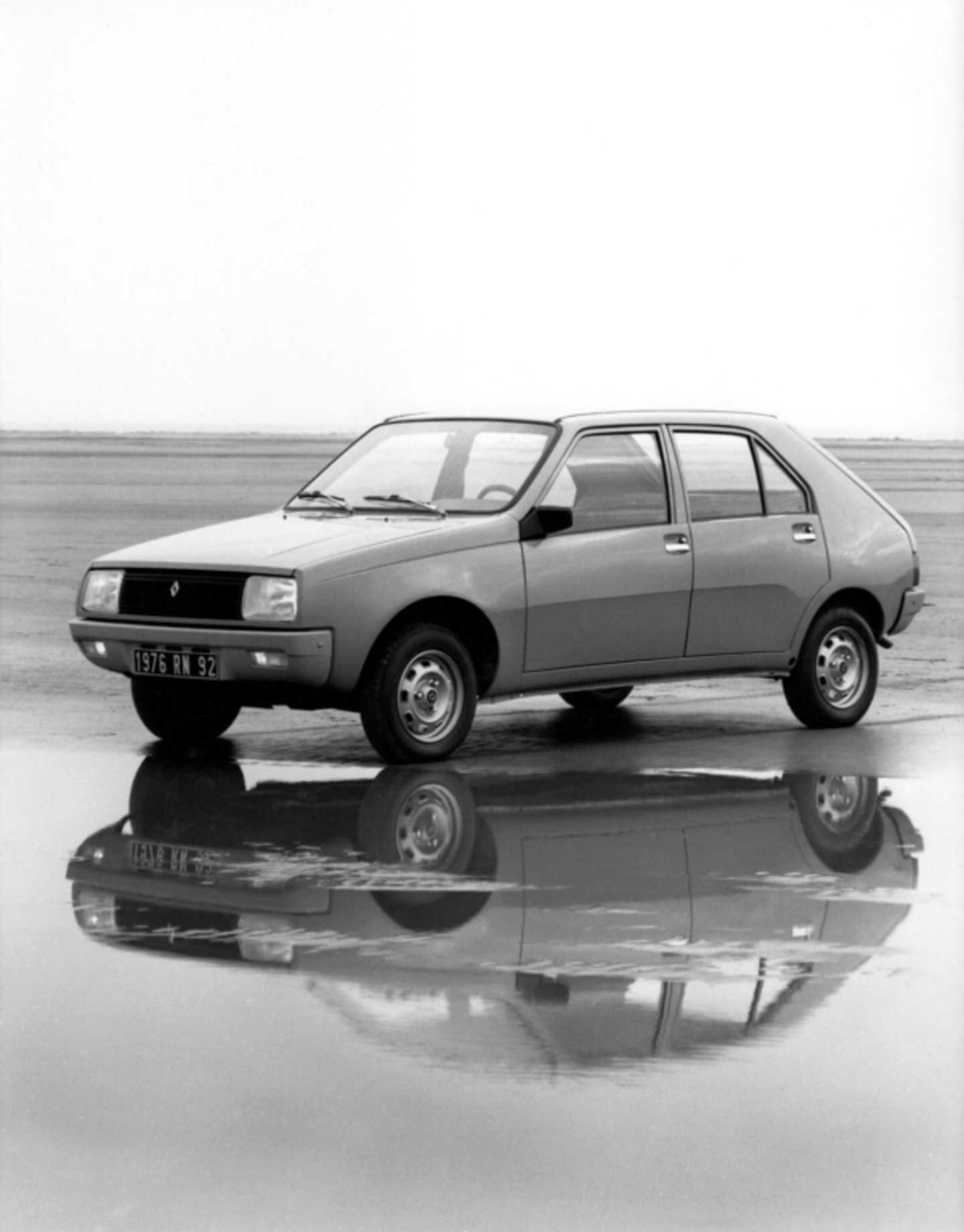 Renault 14 de trois quarts avant avec son reflet dans une flaque d'eau
