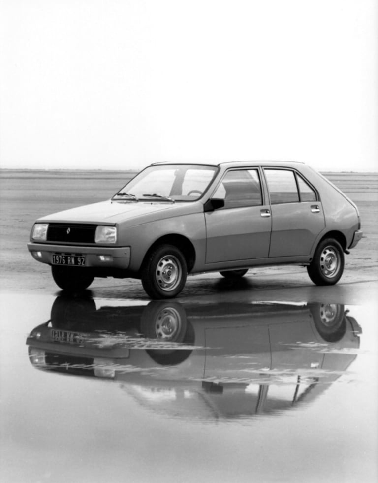 Renault 14 de trois quarts avant avec son reflet dans une flaque d'eau