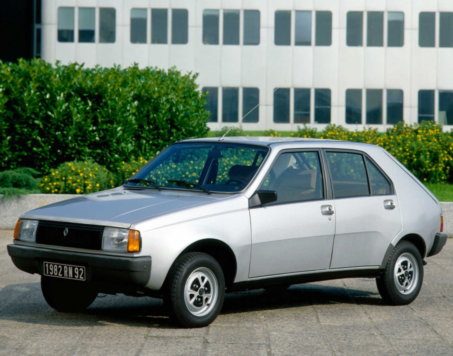 Renault 14 grise de trois quarts avant