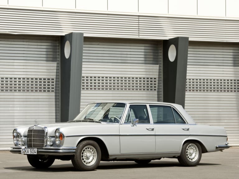 Vue de trois quarts de la Mercedes-Benz 280 SE