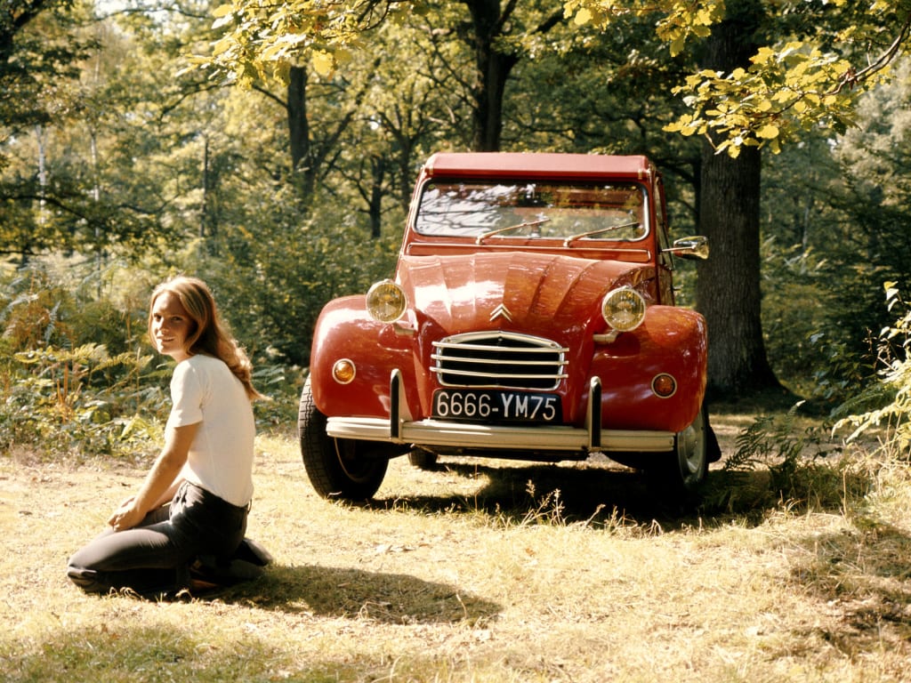 2CV rouge en forêt