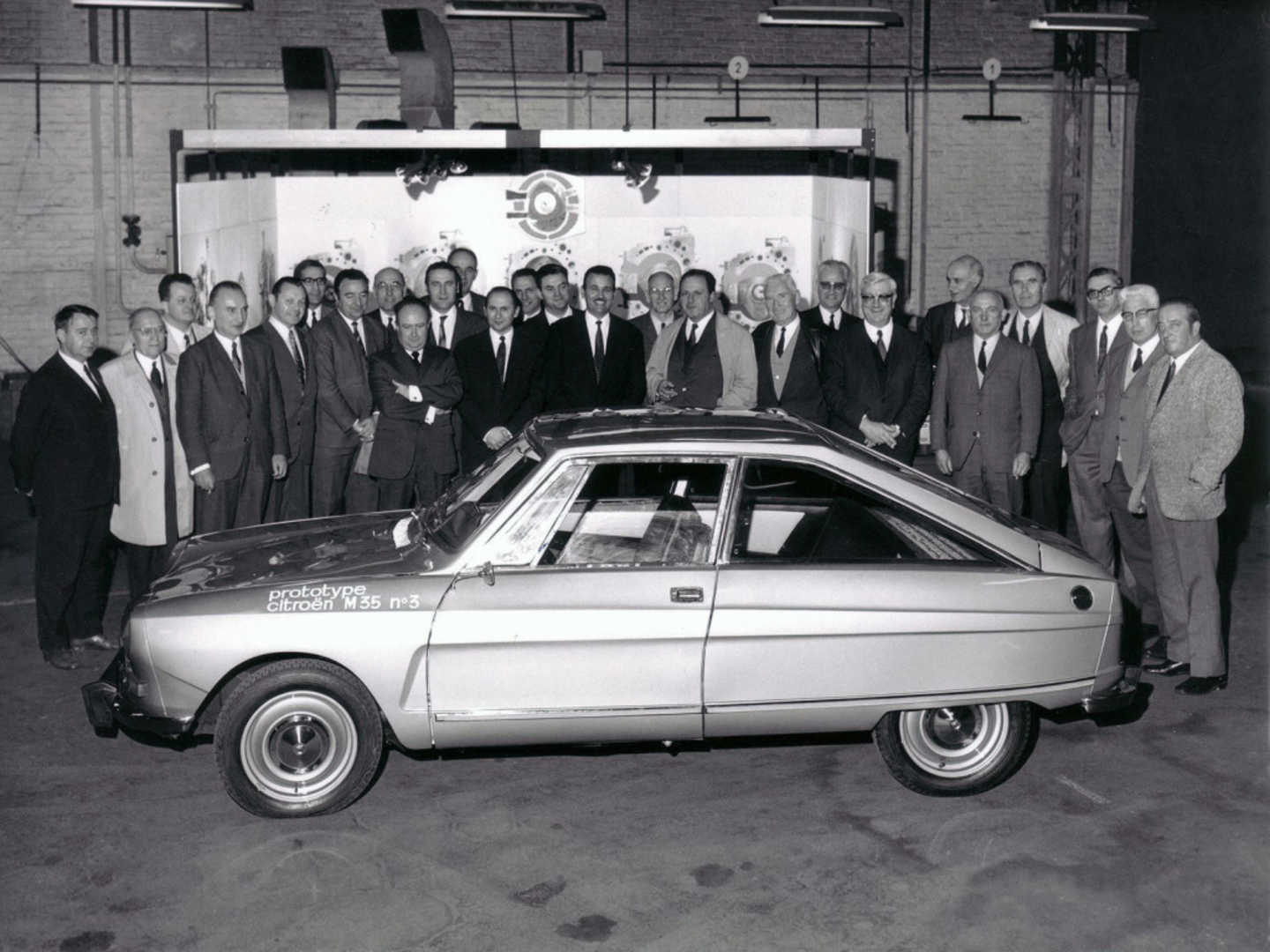 La Citroën M35 devant l'équipe Citroën de l'époque