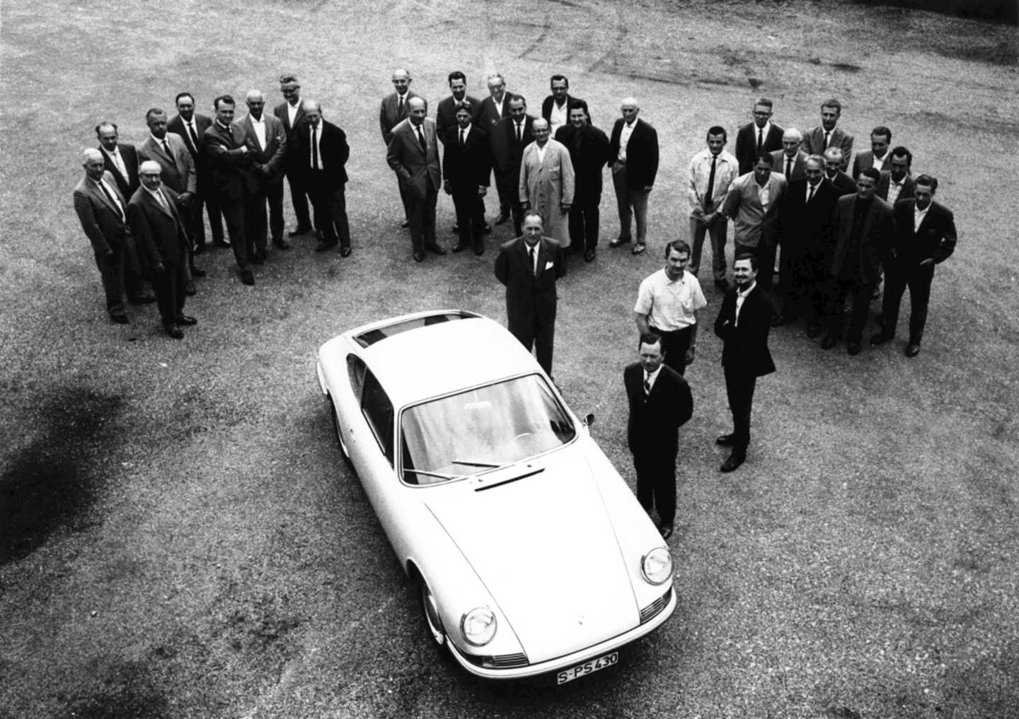 L’état major de Porsche devant le prototype 901, qui donnera naissance à la 911