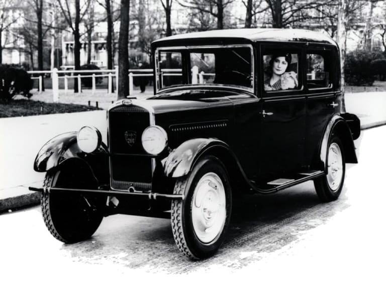 Photo de l'époque d'une Peugeot 201