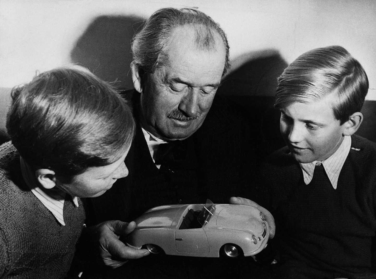 Ferdinand Porsche au milieu de ses petits enfants