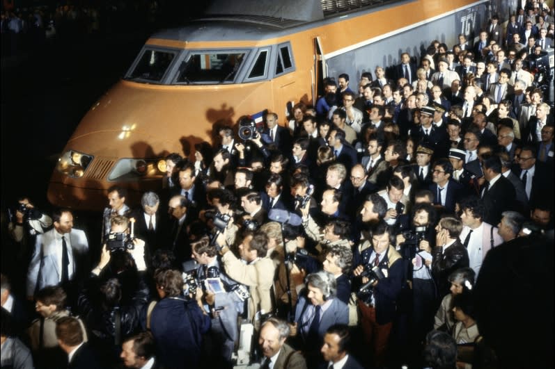 François Mitterrand inaugure le TGV à la gare de Lyon en septembre 1981.