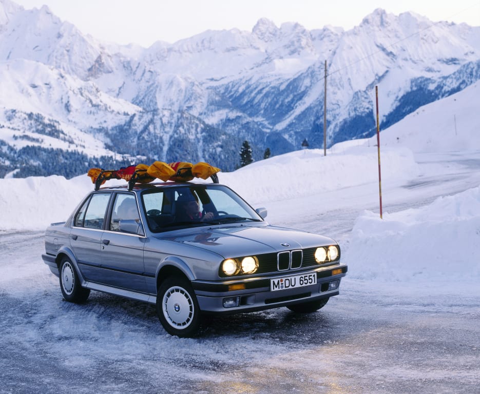 BMW 325iX E30 roulant sur la glace