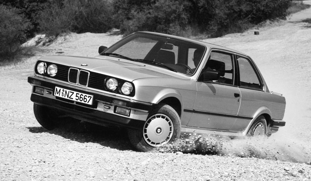 BMW 325iX E30 roulant dans les graviers