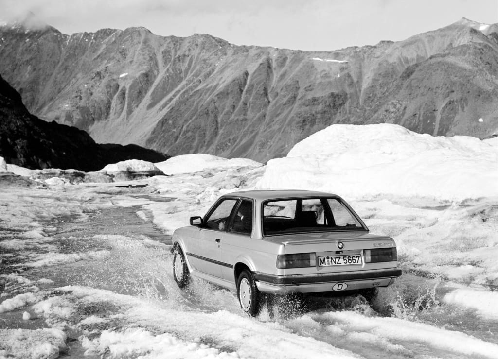 BMW 325iX E30 dans les montages roulant sur la neige
