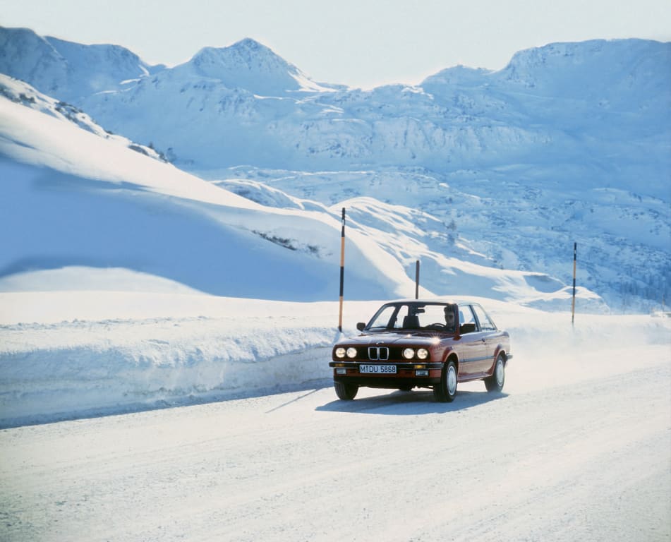 BMW 325iX E30 roulant sur des pistes de ski