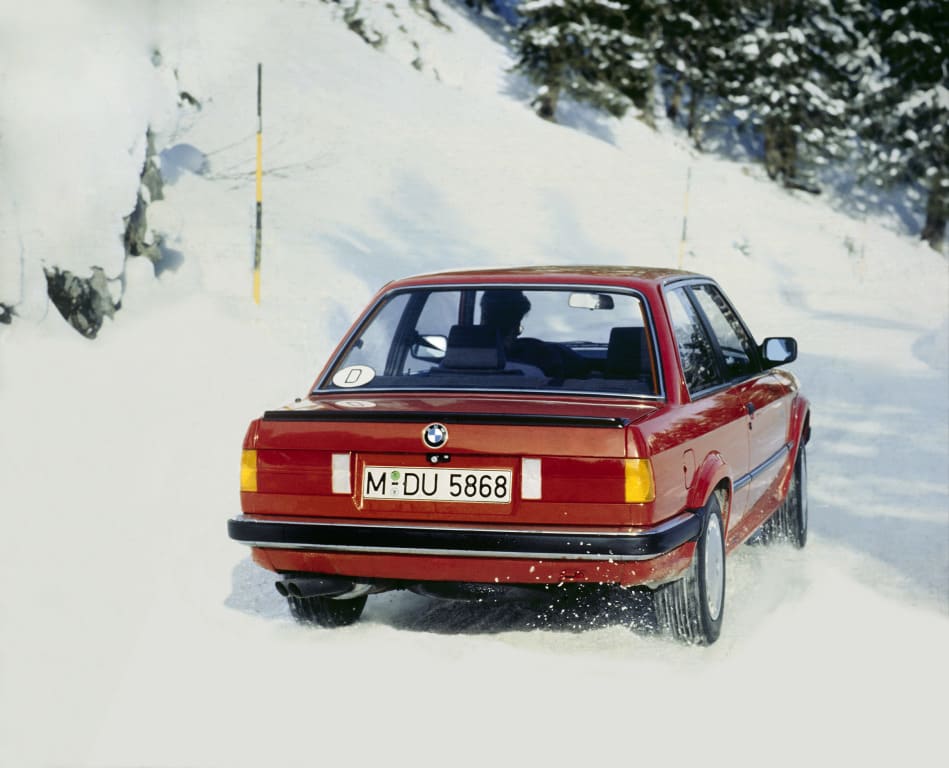 BMW 325iX E30 roulant sur des pistes de ski