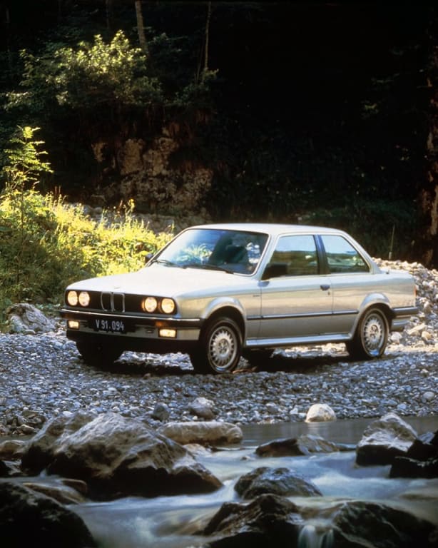 BMW 325iX E30 au bord d'une rivière