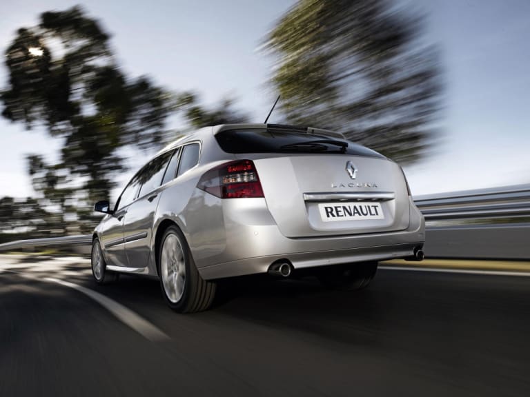 Renault Laguna GT break vue de derrière roulant sur route