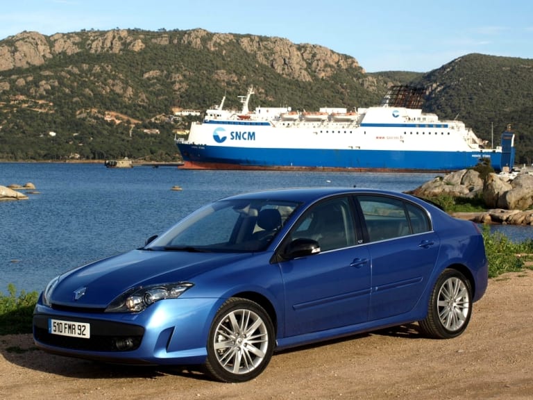 Renault Laguna GT bleue en bord de mer