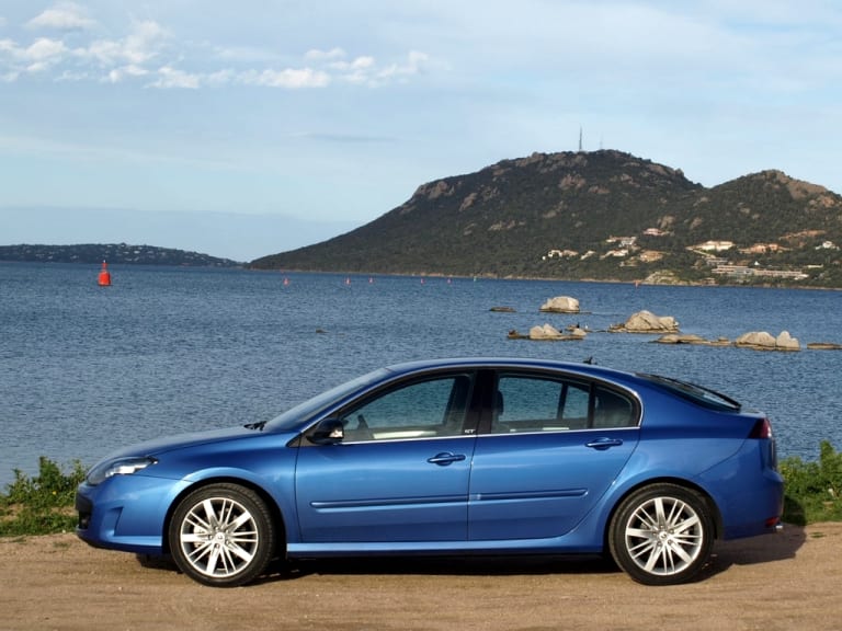 Renault Laguna GT bleue de profil en bord de mer