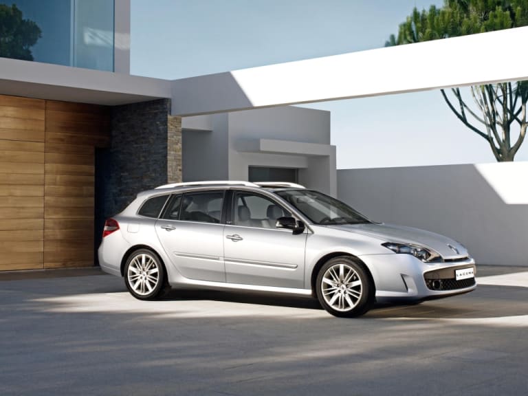 Renault Laguna GT break devant une villa