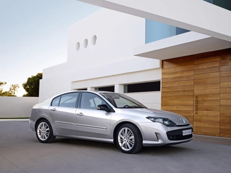 Renault Laguna GT de profil devant une villa